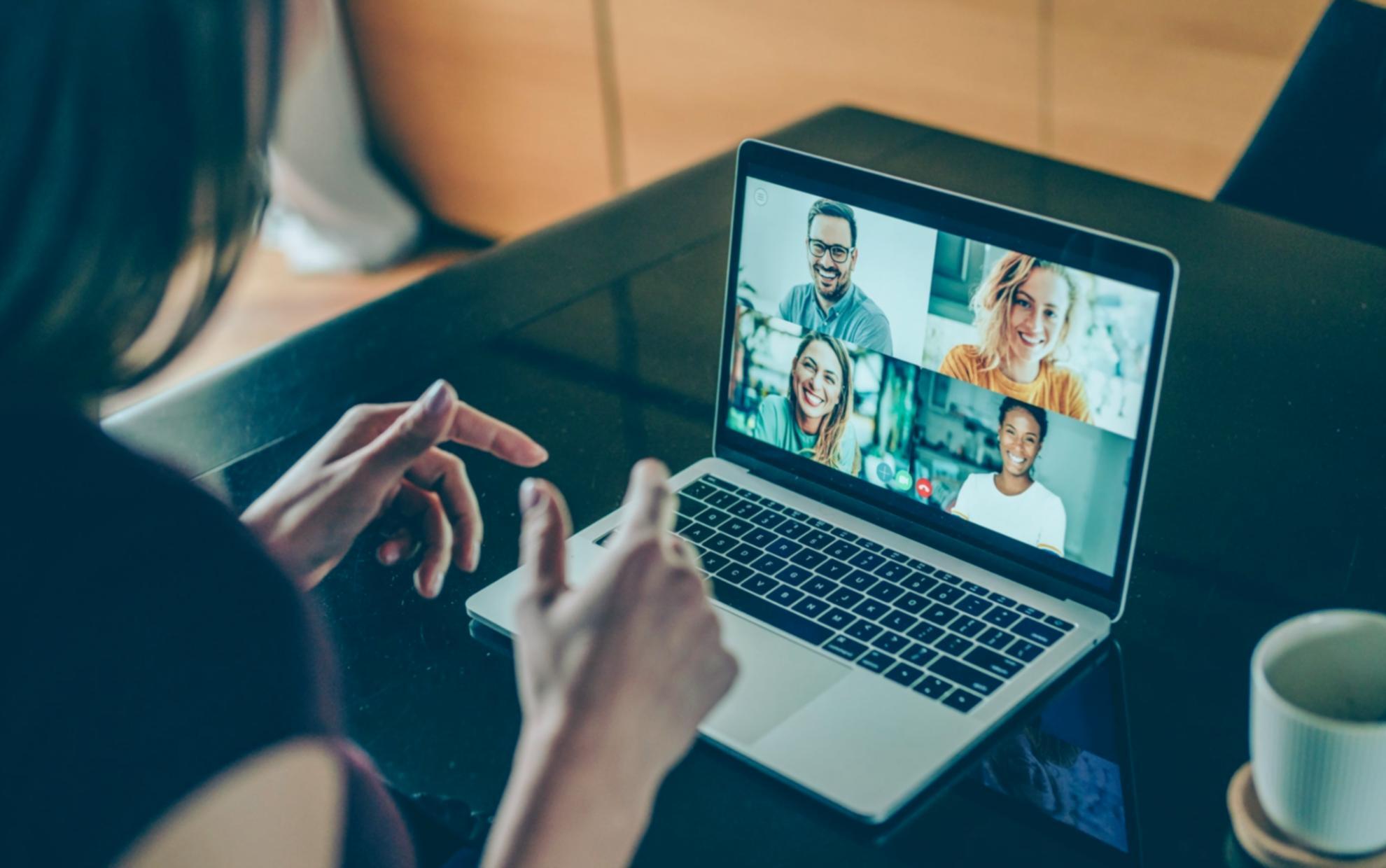 Grupo de personas participando en taller práctico de nutrición cultural, trabajando con ingredientes tradicionales mexicanos sobre mesas comunitarias