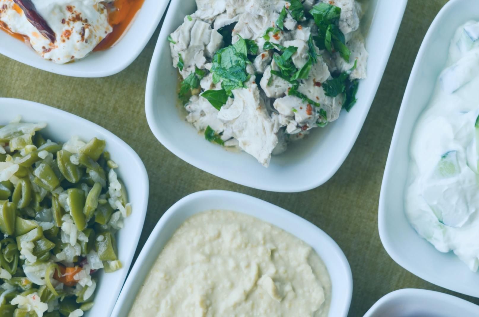 Sesión de trabajo grupal con profesionales de nutrición revisando casos de adaptación cultural en ambiente colaborativo